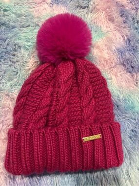 Woman MK Cable Knit Pom Beanie - Fuchsia